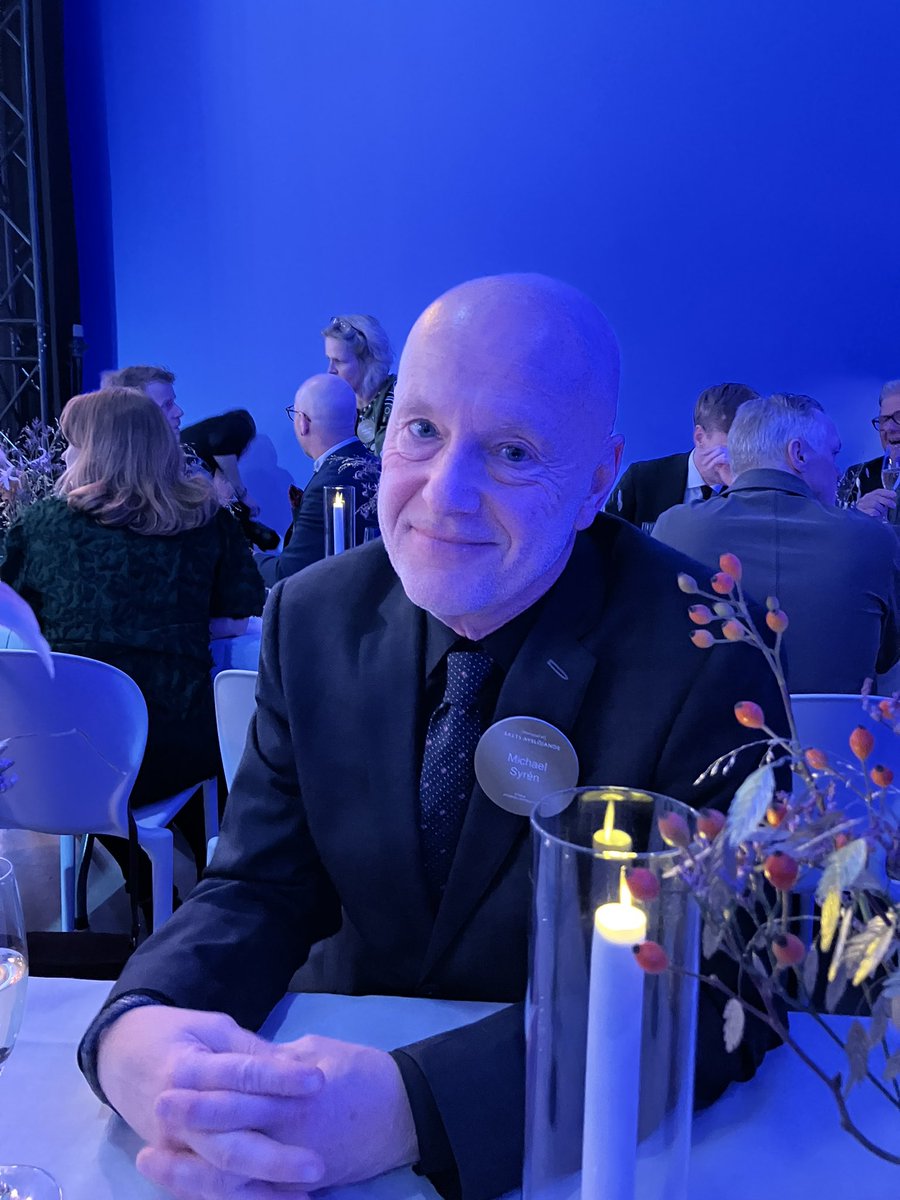 Hamnade mitt emot <a href="/michaelsyren/">Michael Syrén</a> på Stora journalistpriset, han är nominerad i samma kategori som <a href="/SofiaBoo/">Sofia Boo</a> och <a href="/MiaPetterssonGP/">Mia Pettersson</a>. När man träffar alla fantastiska journalister en sådan här kväll blir det tydligt att oavsett vem som vinner så är journalistiken den stora vinnaren.
