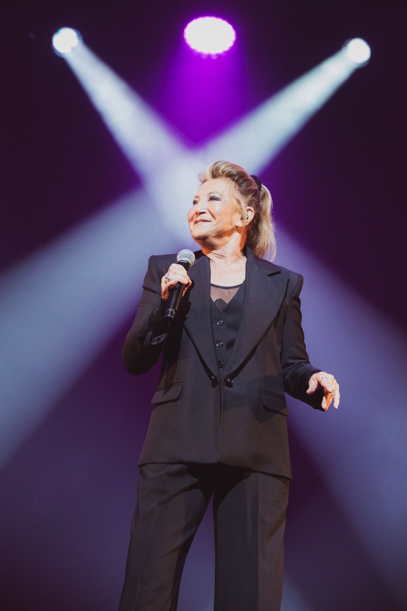 RexStudiosParis's tweet image. Elle nous fait rêver depuis des décennies, appréciée pour sa voix unique et son énergie sur scène, l’iconique #Sheila, était récemment de passage au #GrandRex, l’occasion pour elle de nous laisser ce beau message. 🫶🏻