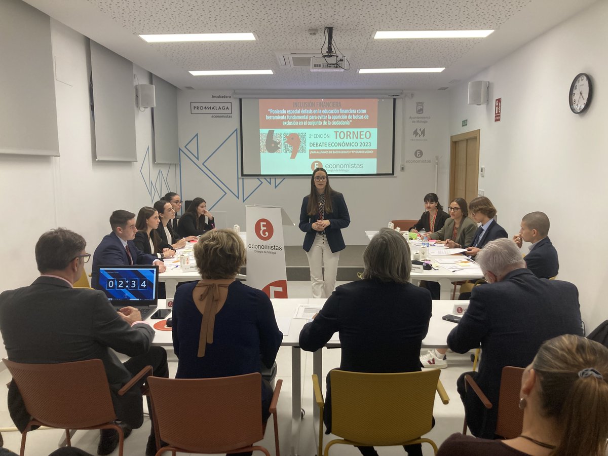 🏆En unos instantes el equipo de <a href="/Novaschool_es/">Grupo Educativo Novaschool</a> Añoreta, tras superar la semifinal con <a href="/MaristasMalaga/">Maristas Málaga</a>, se medirá <a href="/IesPlayamar/">IES Playamar</a> en la final del Torneo de Debate Económico de #Educación Financiera del Colegio de Economistas de #Málaga📊

#Economía | #inclusión financiera