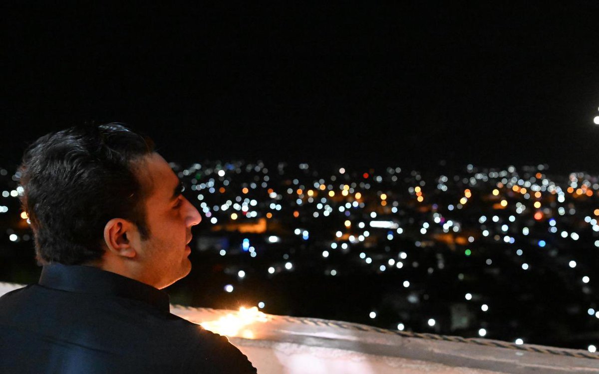KhiKumar's tweet photo. Incharge @MediaCellPPP  @SurendarValasai receiving Chairman @BBhuttoZardari before viewing #Diwali fireworks in Mithi, #Tharparkar https://t.co/PePQVGPOmA