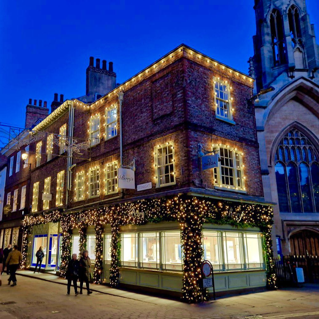 It’s beginning to look a lot like Christmas 🎄 Our York store looking festive and bright. Give us a like if this has filled you with Christmas spirit 👇✨ #BerrysYork #BerrysJewellers #ChristmasTime