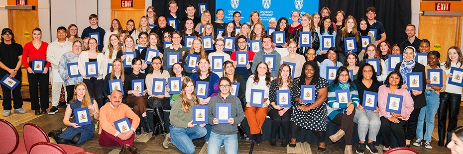 Congratulations @uwinfahss Dean's Honour Roll recipients! A total of 572 undergrad students studying in @uwinfahss academic programs qualified for the Dean's Honour Roll 2022-2023! Over 100 students walked across the stage and received their award in person. 💙💛