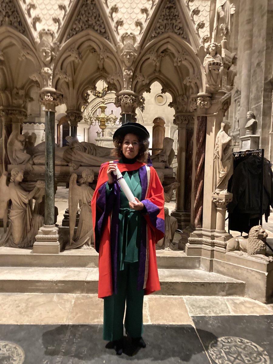 Huge Thankyou to @_UoW for giving me an honorary doctorate for my journalism. And what a setting. Winchester Cathedral no less. Congratulations to all the graduates. Humanities rock!