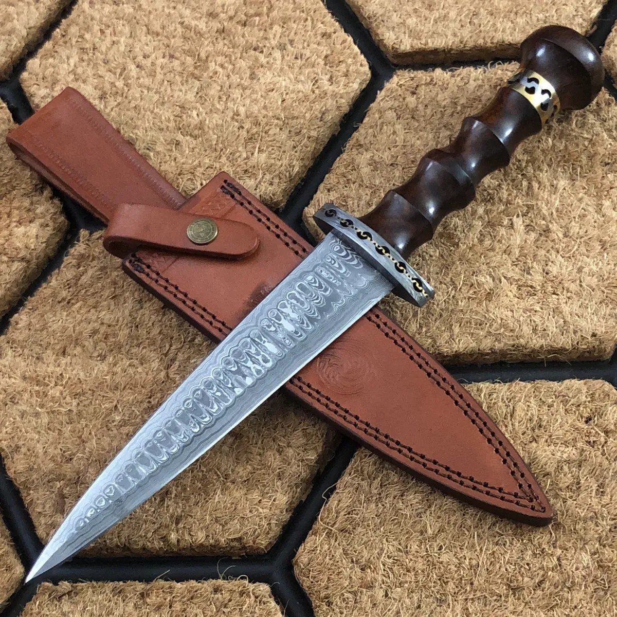 ashgearscanada's tweet photo. ASH HM4 Damascus Steel Custom Handmade Hunting Dagger knife

Overall length: 14'
Blade length: 8'

https://t.co/R18WhDkwgC

#DamascusSteel #HuntingDagger #OutdoorAdventure #CustomBlades #HandmadeKnives #DaggerKnife #WildernessEssentials https://t.co/4Y9EdTOEbY