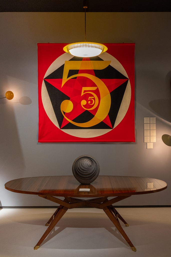 Portuondo Gallery presenting a Robert Indiana tapestry and a truly exquisite walnut dining table by Gino Levi Montalcini at the inaugural Treasure House Fair.

#artfair #interiordesign #treasurehousefair #art #robertindiana #design