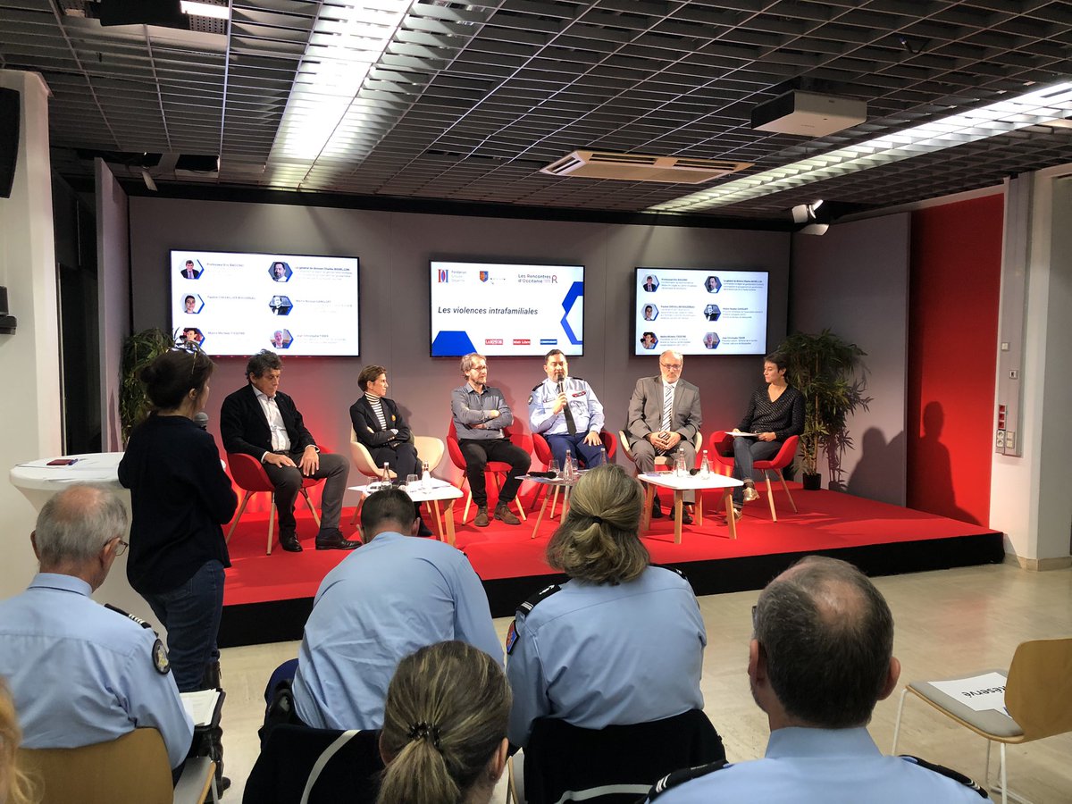 Début des échanges entre nos 6 invités qui œuvrent au sein de la Gendarmerie, de la Justice, du milieu médical ou du monde associatif pour venir en aide aux victimes des violences intrafamiliales 

➡ LIVE : youtube.com/@FondationGrou… #GendarmerieNationale #FaceOccitanie #justice