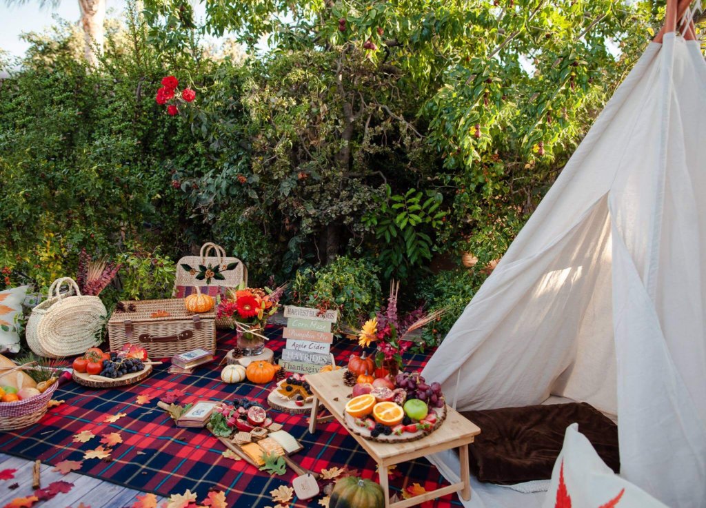 ThisRelaxesMe's tweet photo. Fall picnics: Simple food, extraordinary setting 🍎🍁 #PicnicPeace #AutumnOutdoors https://t.co/9Dg1kvWrOB