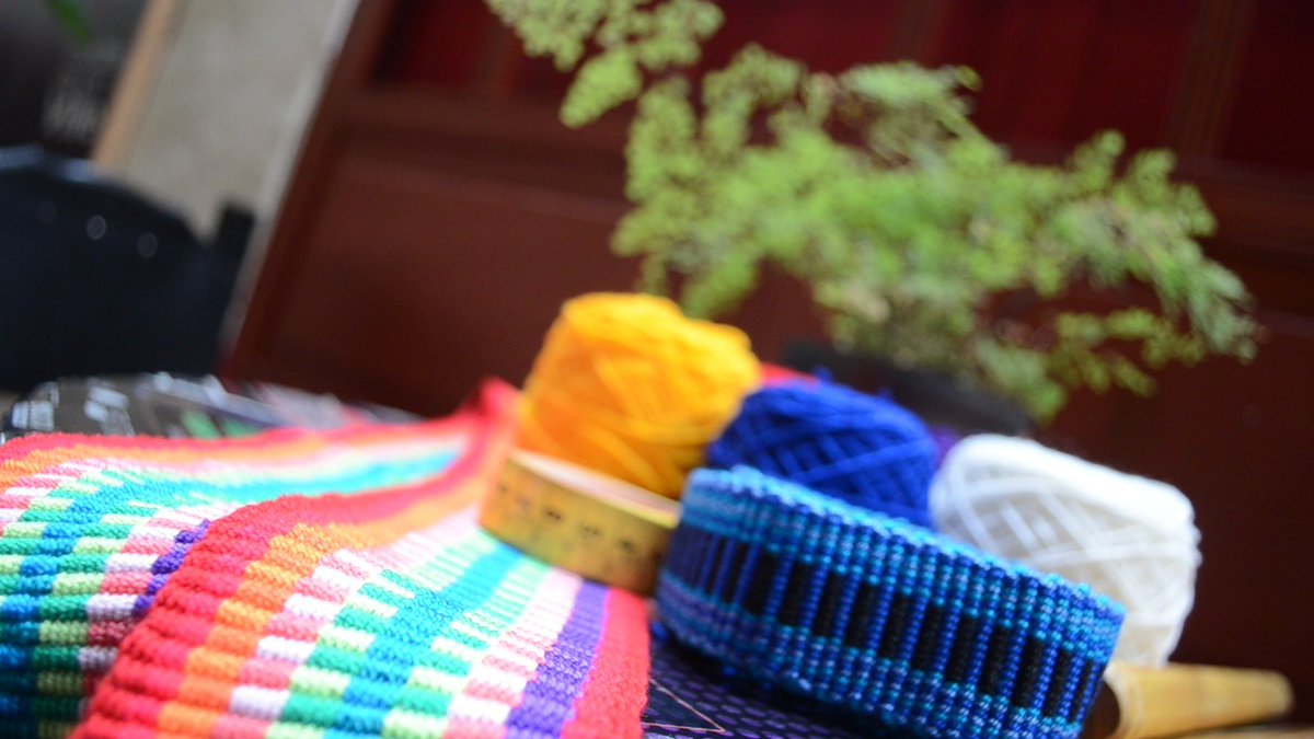 🧶 TALLER DE TELAR DE CINTURA 🧶

Una propuesta del @colectivoMukashiMukashi con su proyecto SembrarTeatro con el apoyo del Programa Nacional de Salas Concertadas @Mincultura y el Programa Distrital de Salas Concertadas @Idartes 2023