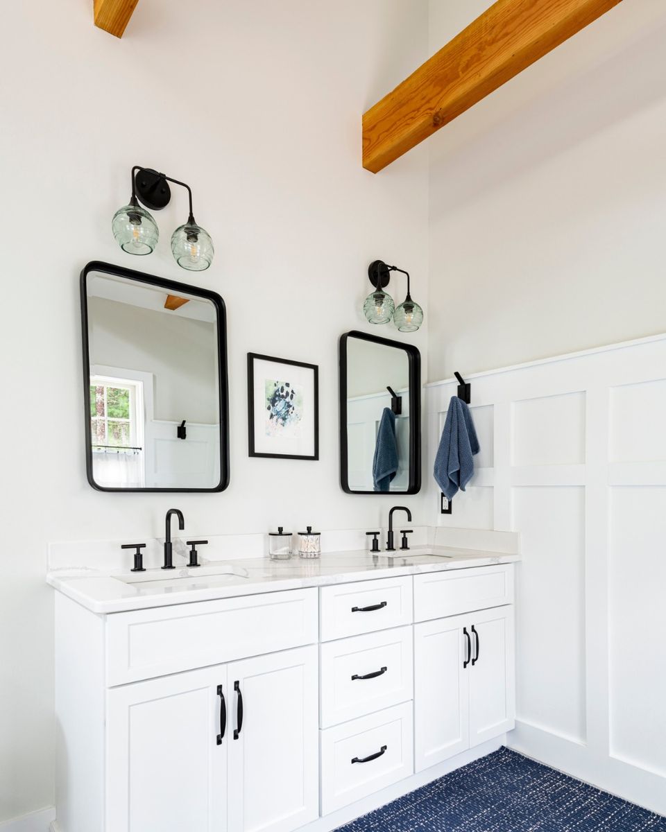 PhilbrookCC's tweet photo. Petite baths with big style: Yes, it can be done.
#BuiltByPhilbrook in collaboration with A3 Architects, inc (#1,4) 📷 Dan Cutrona Photography (1,4), Grattan Imaging (#2,3) #CapeCodHome #CapeCodBuilder #BathroomDesign #SmallSpaces #DesignInspo #Builders https://t.co/XyldjIoFHi