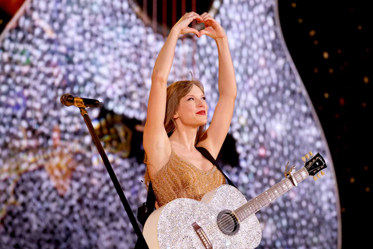 beepopofc's tweet photo. Taylor Swift chegou ao Brasil e quer conhecer o Cristo Redentor, reporta o jornal O Globo.

Segundo informações, a equipe de Taylor "estuda o melhor horário para levá-la ao principal cartão-postal do Rio." https://t.co/sMF1ilsKWD