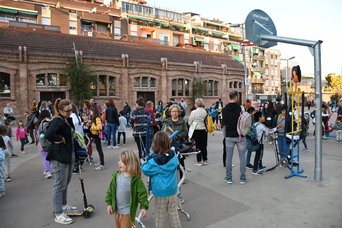 BCN_SantsMont's tweet photo. 🌳🏓 Aquesta tarda hem estrenat la plaça de Can Climent amb el veïnat de #Sants.
☕️ La canalla hi ha pogut gaudir de jocs de carrer amb materials reciclats i d'un petit berenar.
ℹ️ https://t.co/5VaNEbYBQC https://t.co/b0fBilYCTO
