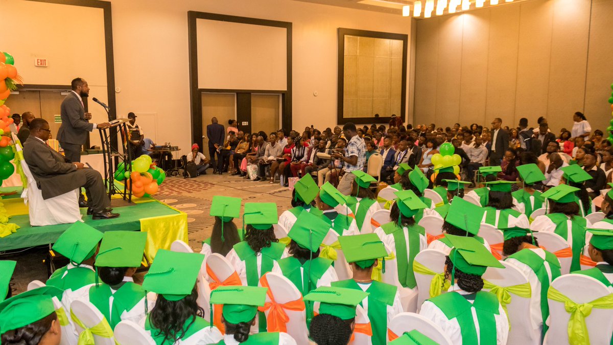 etzeremile's tweet photo. Un grand merci à LPI École Professionnelle et à son Directeur Oltin Lougens de m’avoir choisi comme parrain de promotion. Je félicite les nouveaux gradués et leur souhaite du succès. La formation professionnelle de qualité sera un atout majeur pour la nouvelle Haïti. Kenbe la! Mèsi ankò chak fiyèl pou akèy nou ak lanmou nou.