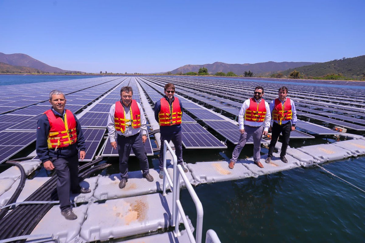 tvalenzuelavt's tweet photo. Orgullosos de cómo la agricultura avanza hacia producir más con menos y de la mano de energías renovables. Junto a ministro @DiegoPardow inauguramos la Planta Fotovoltaica más grande del cono sur de @Verfrut y @solarityCL. Ejemplo de sustentabilidad que impulsaremos con @CNRCHILE https://t.co/upBF7kvo1Z