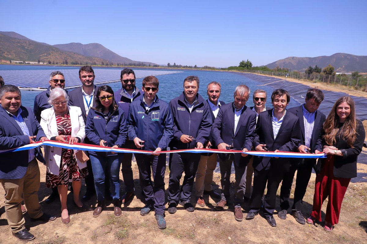 tvalenzuelavt's tweet photo. Orgullosos de cómo la agricultura avanza hacia producir más con menos y de la mano de energías renovables. Junto a ministro @DiegoPardow inauguramos la Planta Fotovoltaica más grande del cono sur de @Verfrut y @solarityCL. Ejemplo de sustentabilidad que impulsaremos con @CNRCHILE https://t.co/upBF7kvo1Z