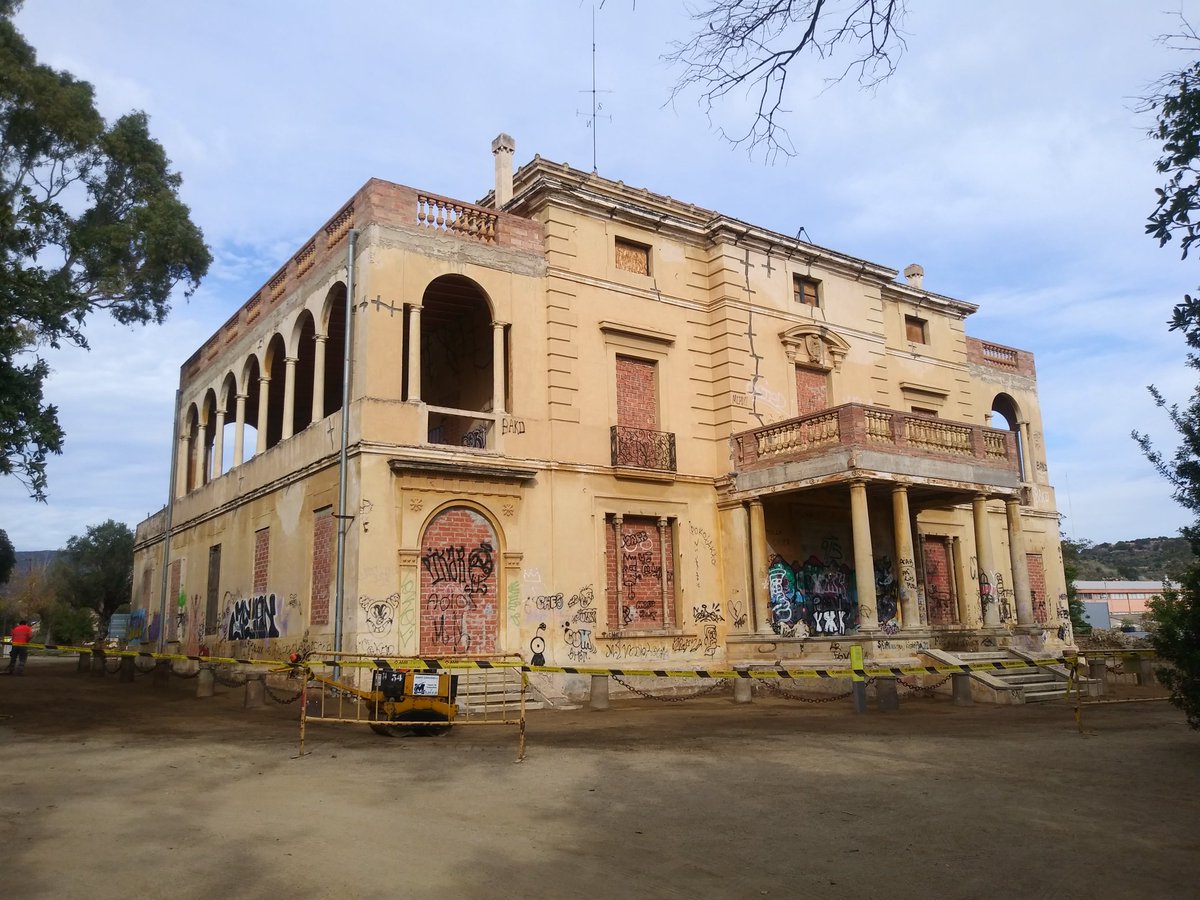 Avui és el dia mundial del Patrimoni. Vint anys propietat municipal i està gairebé en ruïna.
<a href="/AjBadalona/">Ajuntament de Badalona</a> <a href="/Albiol_XG/">Xavier García Albiol</a> Restauració ja!