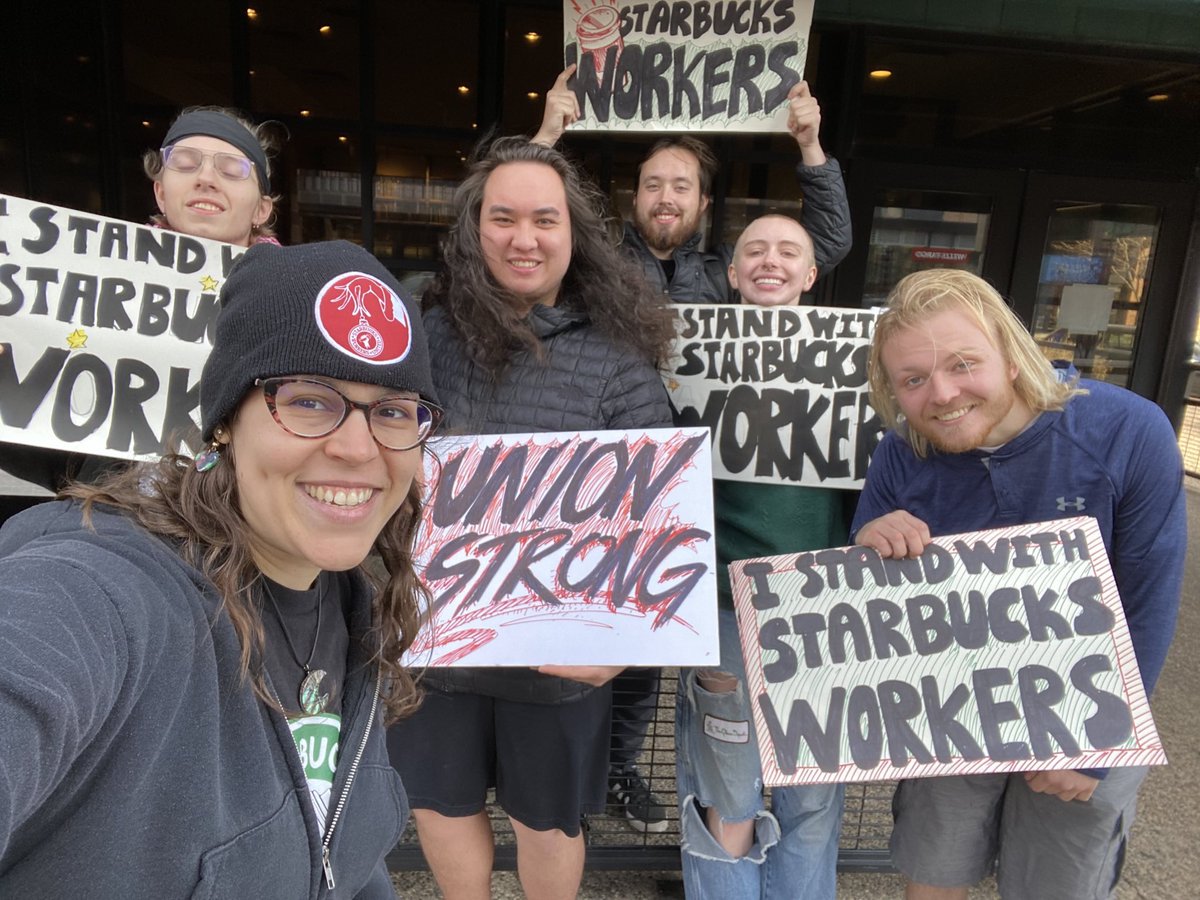 ydsaumn's tweet photo. We spent the morning with @TwinCitiesDSA supporting Starbucks workers for #RedCupRebellionDay at the University of Minnesota! @MNSbuxUnited @SBWorkersUnited #RedCupRebellion https://t.co/FfiEVW4ZtC