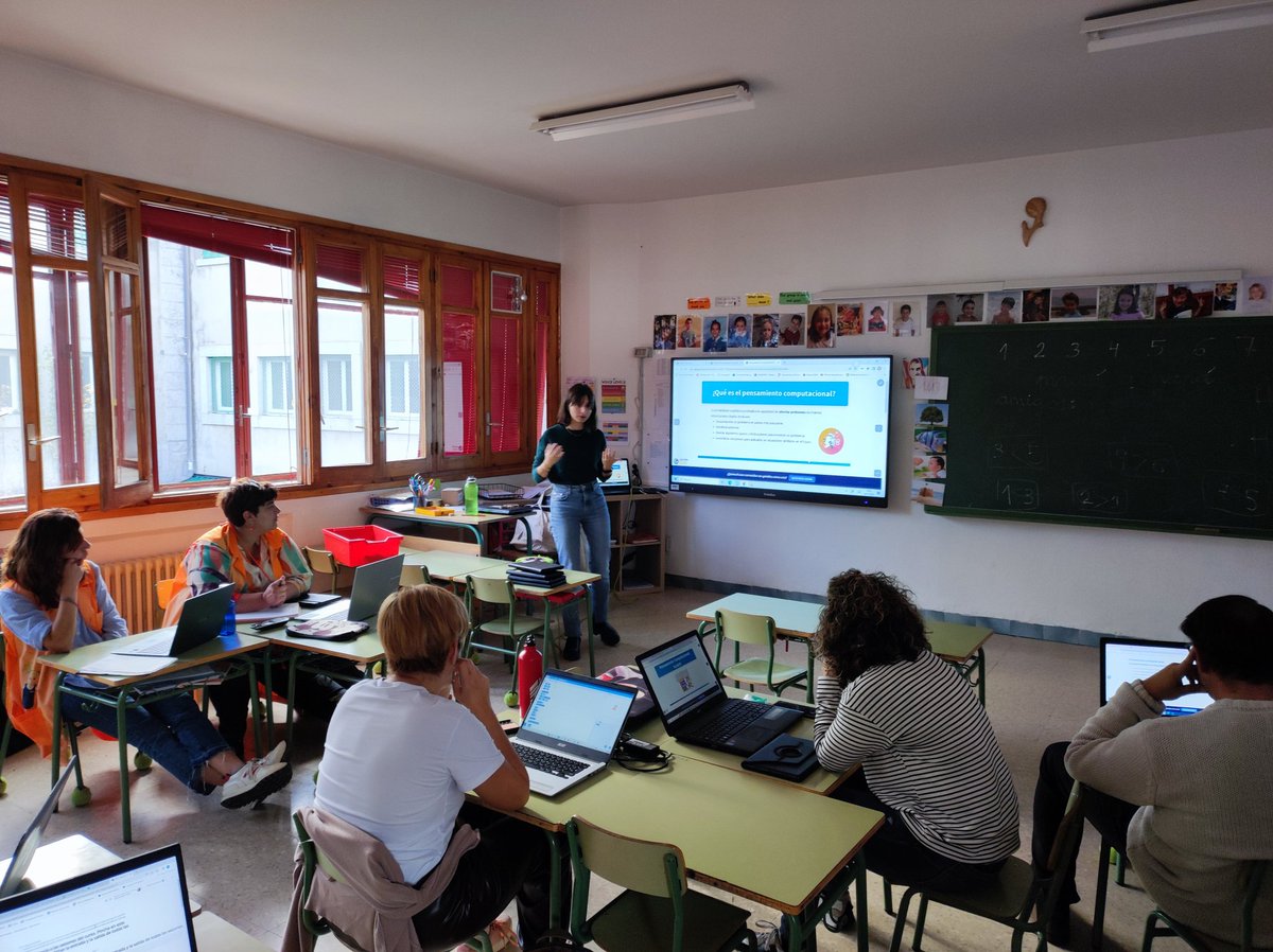 NievesCabra's tweet photo. ▶️🔼◀️🔽 Nos adentramos en el #pensamientocomputacional con @scratch en el curso de formación sobre el "Plan Digital de Centro" del Colegio Regina Assumpta de #Cercedilla. 
👩🏻‍💻 ¡Mejorando día a día la Competencia Digital Docente del claustro! 👏🏻👏🏻👏🏻
#IF_CMadrid #CompDigEdu #MRCDD https://t.co/WcBu3zYpxH