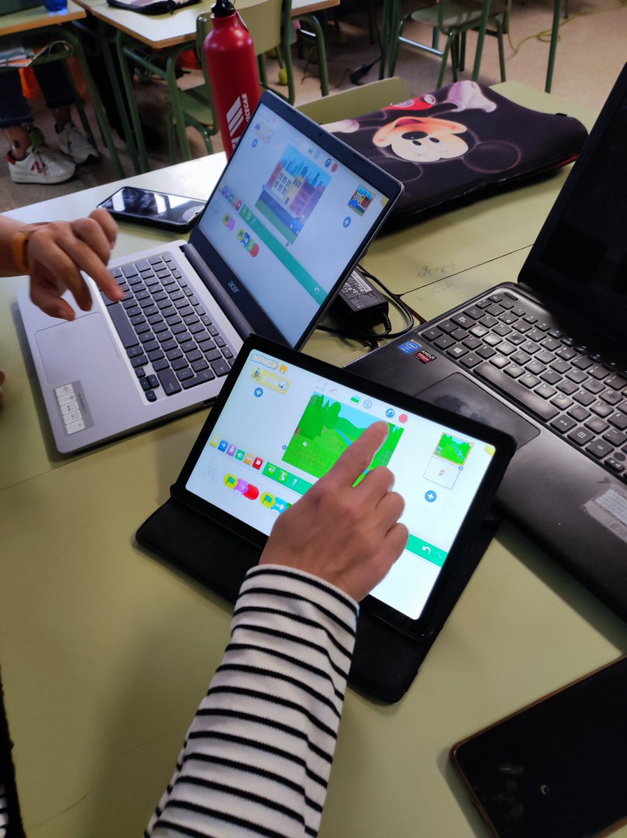 NievesCabra's tweet photo. ▶️🔼◀️🔽 Nos adentramos en el #pensamientocomputacional con @scratch en el curso de formación sobre el "Plan Digital de Centro" del Colegio Regina Assumpta de #Cercedilla. 
👩🏻‍💻 ¡Mejorando día a día la Competencia Digital Docente del claustro! 👏🏻👏🏻👏🏻
#IF_CMadrid #CompDigEdu #MRCDD https://t.co/WcBu3zYpxH