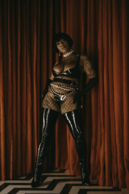 Call me mommy 💋 https://t.co/BsTvAAbK8A