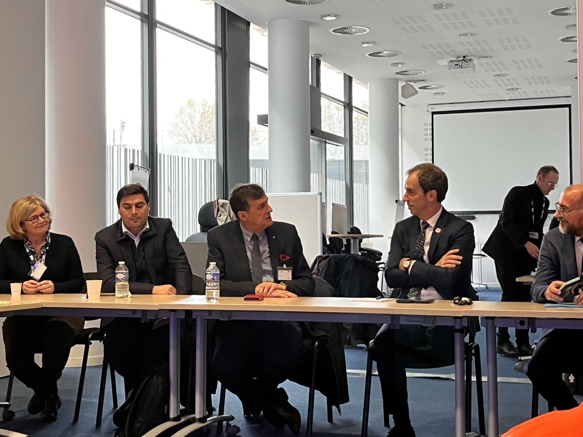 ENGRAND8's tweet photo. La matinée consacrée à la commission transports s’est conclue sur de riches échanges avec le PDG de SNCF VOYAGEURS, Christophe Fanichet Merci à lui de sa présence ainsi que de l’ensemble des équipes en région !@xavierbertrand @FDhersin @JeromeBodel https://t.co/vB4ySElmTH