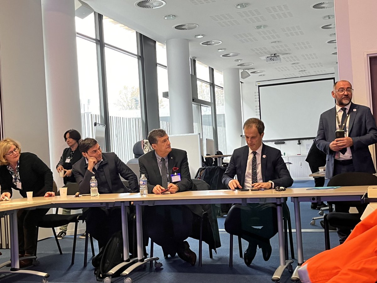 ENGRAND8's tweet photo. La matinée consacrée à la commission transports s’est conclue sur de riches échanges avec le PDG de SNCF VOYAGEURS, Christophe Fanichet Merci à lui de sa présence ainsi que de l’ensemble des équipes en région !@xavierbertrand @FDhersin @JeromeBodel https://t.co/vB4ySElmTH