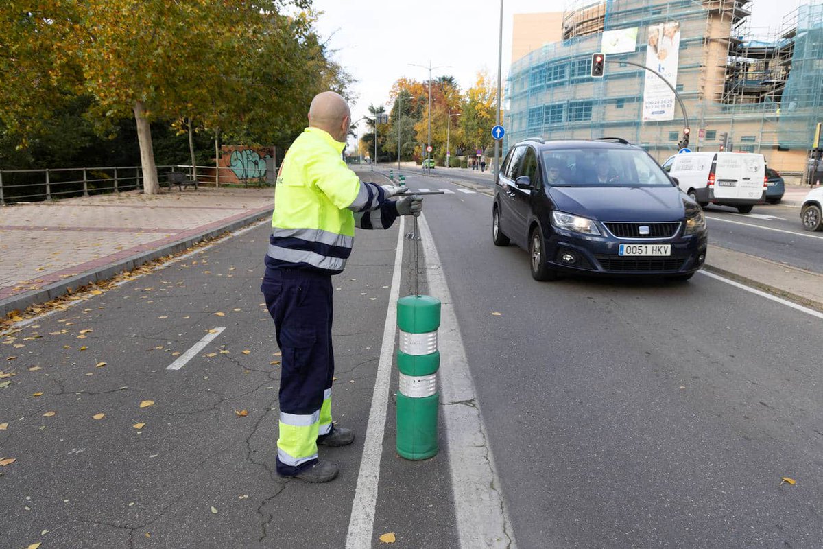 Puede que estas sean las imágenes más tristes y lamentables de la historia reciente de Valladolid.

Desmantelan el carril bici: