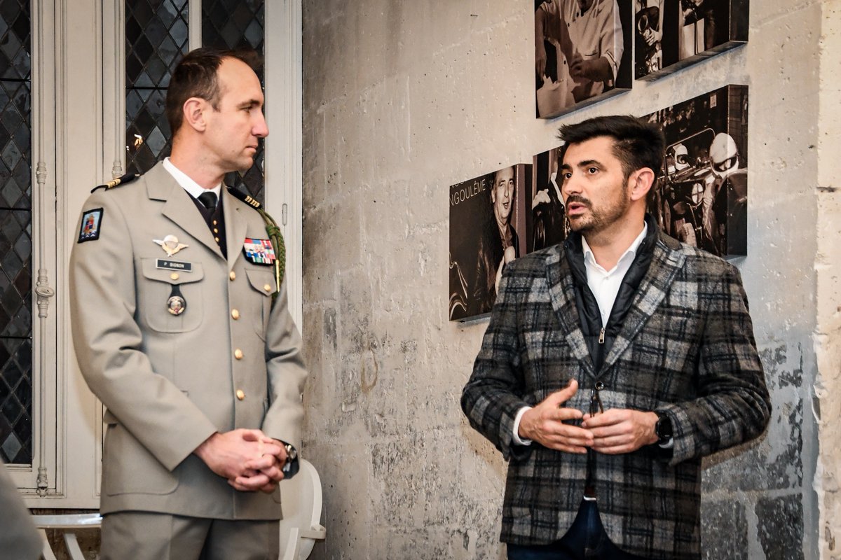 1er_RIMa's tweet image. #Fiersdenossoldats : le maire de la @villeangouleme témoigne sa reconnaissance aux marsouins du #1RIMA de retour de mission au Levant. Il salue leur engagement au service de la France ainsi que le soutien sans faille des familles !
#ALaHauteur #SoldatsDeLaNation