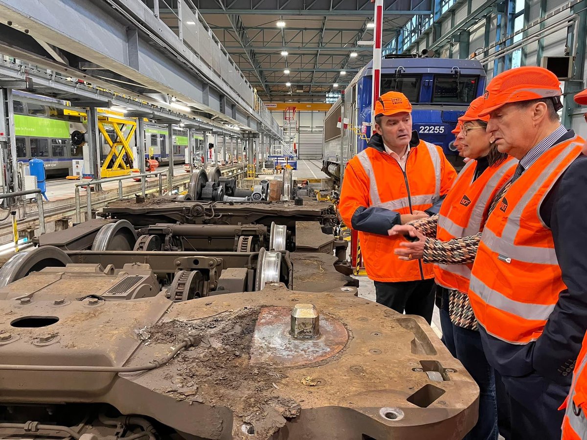 ENGRAND8's tweet photo. suite à la commission délocalisée de ce matin, visite du technicentre TER de Lille dt du centre opérationnel de Lille Flandres. L’occasion notamment de rencontrer les équipes de SNCF en Région et les remercier pour leur travail au quotidien @xavierbertrand @FDhersin @JeromeBodel https://t.co/TGIaeMunzr
