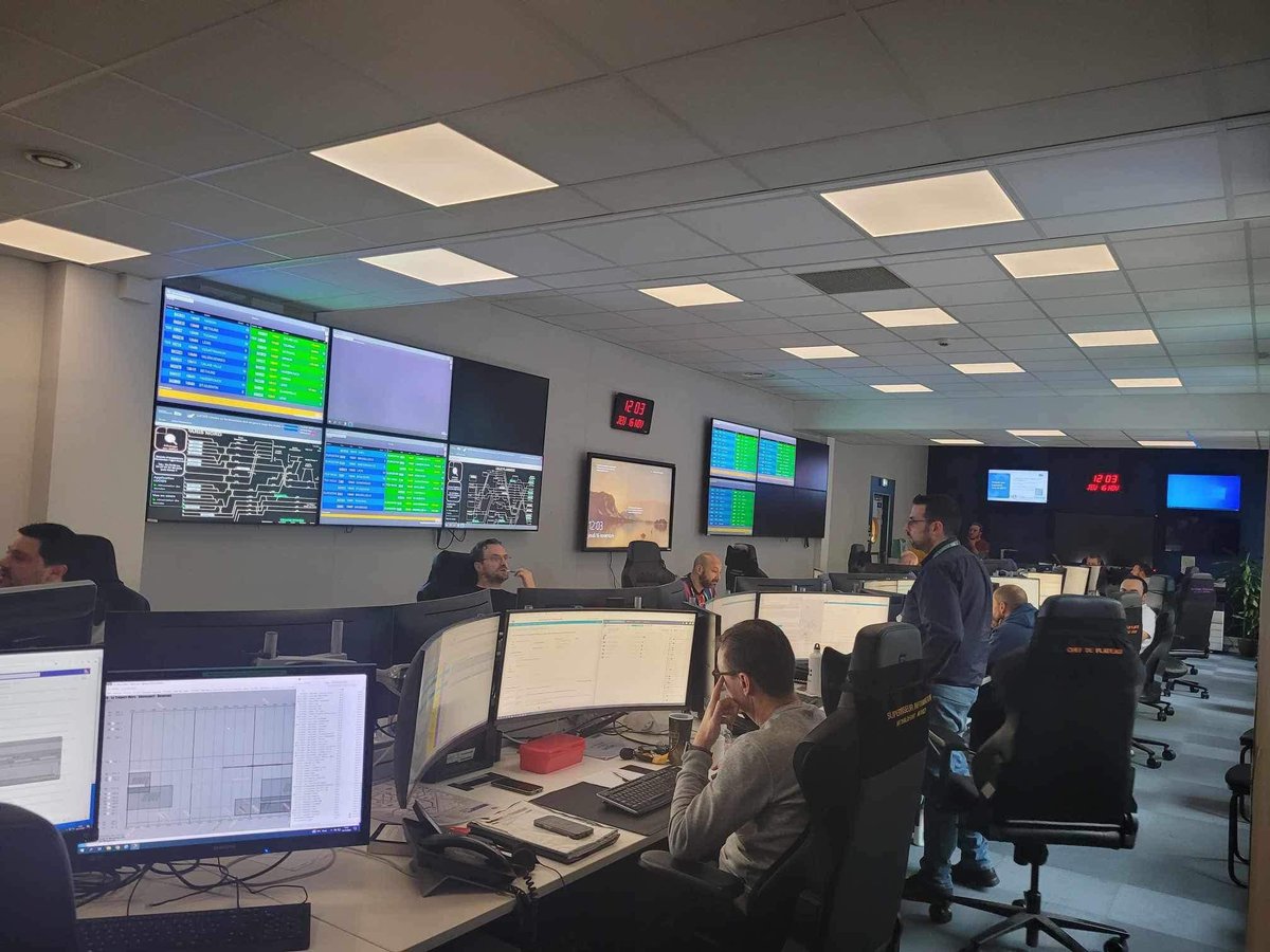 ENGRAND8's tweet photo. suite à la commission délocalisée de ce matin, visite du technicentre TER de Lille dt du centre opérationnel de Lille Flandres. L’occasion notamment de rencontrer les équipes de SNCF en Région et les remercier pour leur travail au quotidien @xavierbertrand @FDhersin @JeromeBodel https://t.co/TGIaeMunzr