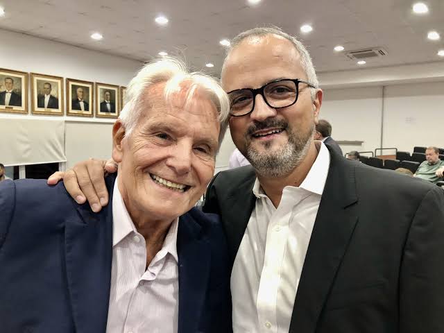 DataFutebol's tweet photo. a eleição do Inter virou uma disputa de candidatos com promessa de aporte milionário

elusmar maggi do agro x delcir sonda do varejo

qual o seu bilionário favorito? https://t.co/F3OIr0zU0V