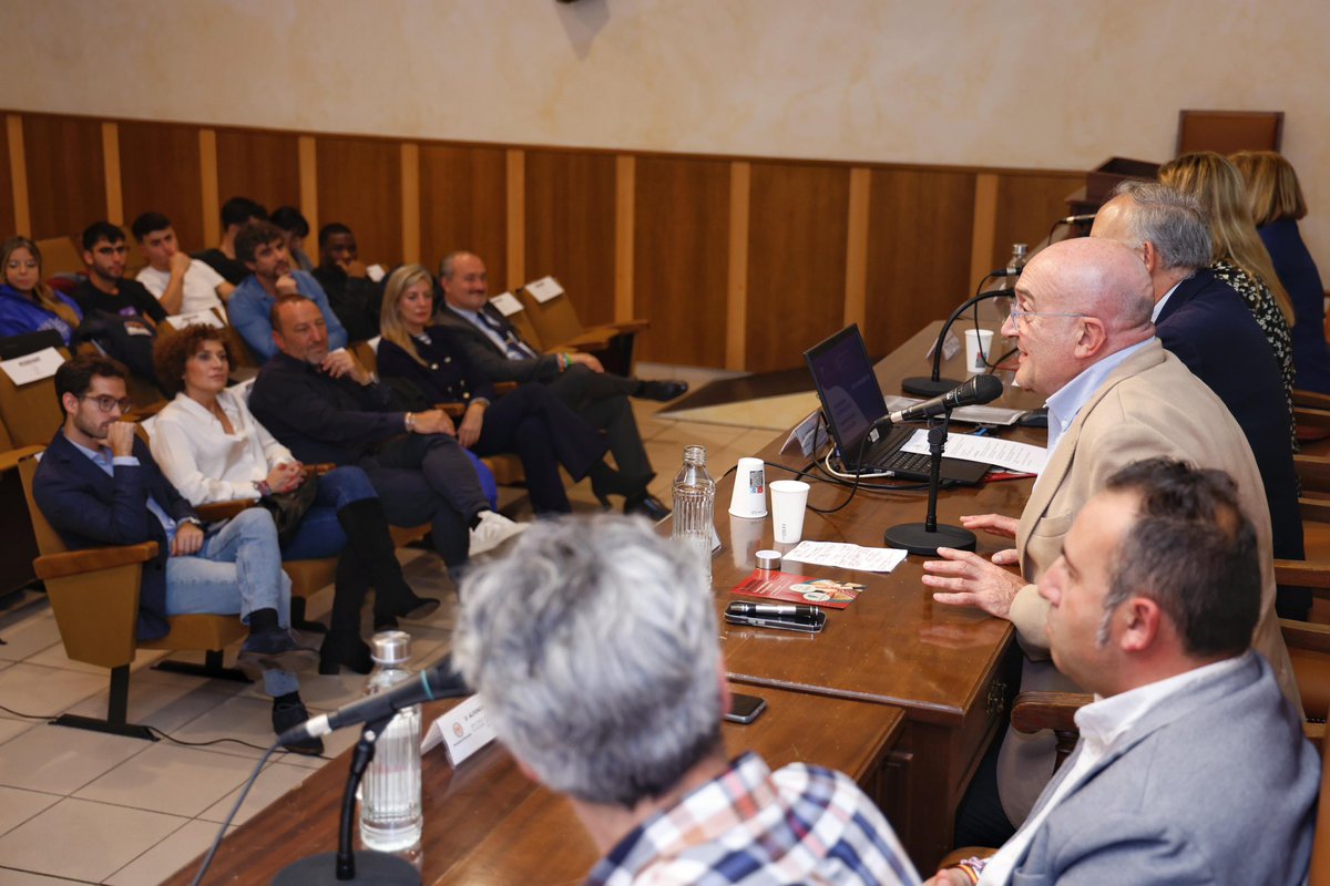 AyuntamientoVLL's tweet image. La facultad de @feyts_uva acoge el II Congreso Internacional #TransformAcción y #ParticipAcción, organizado conjuntamente por @PajarillosEduca y el @OTransformacion.
El congreso gira en torno a la temática de la #innovación social, educativa y ambiental.

Abrimos 🧵👇👇