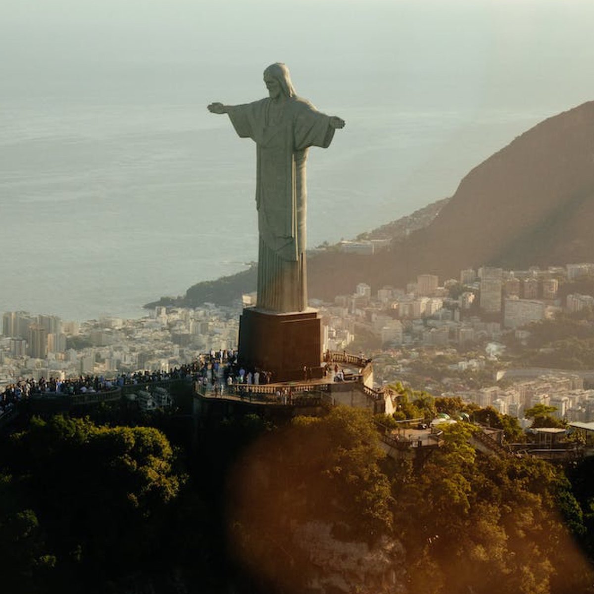 updatecultura's tweet photo. Taylor Swift quer conhecer o Cristo Redentor, afirma O Globo.

Equipe de Taylor Swift está “estudando” o melhor horário para levá-la ao principal cartão-postal do Rio de Janeiro. https://t.co/Vaer2oSHYA