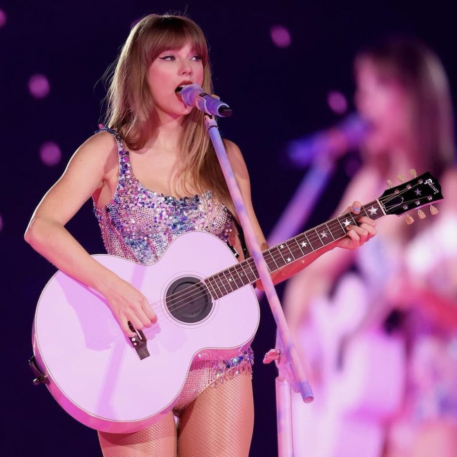 updatecultura's tweet photo. Taylor Swift quer conhecer o Cristo Redentor, afirma O Globo.

Equipe de Taylor Swift está “estudando” o melhor horário para levá-la ao principal cartão-postal do Rio de Janeiro. https://t.co/Vaer2oSHYA