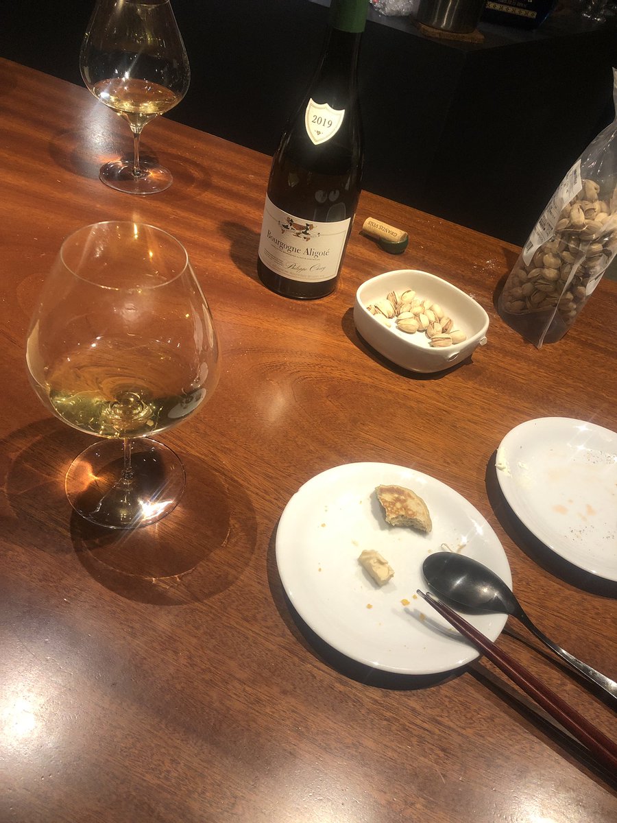 rocstar_0924's tweet photo. 料理の師匠がスモークサーモン仕込むけど見る？って言われて行ったら「今日おれ誕生日だから良いワイン飲むか。」ってことでモンラッシェ飲みながら半ば宴会じみた仕込みスタート。ついでにアリゴテも開けちゃう。なおこのあと二人でシャンパン2本開けた。 https://t.co/AMD4cP8AqQ