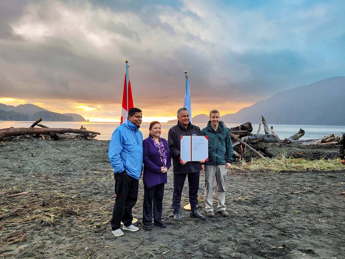 📣 Good News! Yesterday the #GoC and #Pacheedaht First Nation signed a ground-breaking agreement that returns the use of ?A:?b?e:?s (Middle Beach), which forms part of the #PacificRimNPR, to the First Nation in advance of treaty settlement. Details: ow.ly/pNCi50Q8qp3