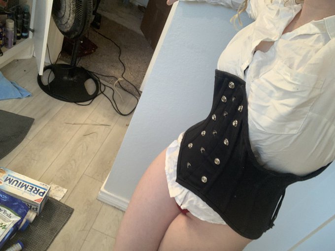 I put it on upside down, but the idea is still there lol Going to school in a corset today https://t<a href="/tag/mvsales"class="tags"><span>#mvsales</span></a>