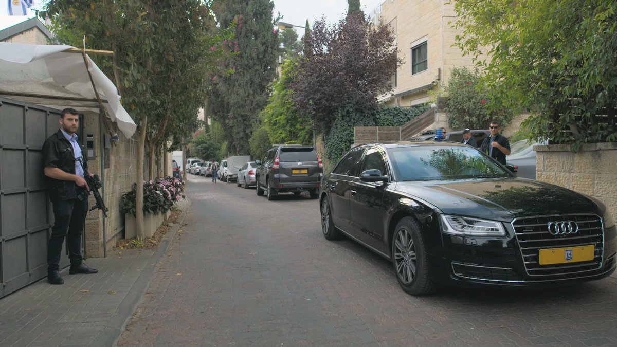 גם זה יהיה הערב ב"עובדה": בן שני יצא לבית  משפחת פאליק, המשמש כמעון ראש הממשלה בימים אלה. הוא חזר עם התמונות - וגם עם הקולות