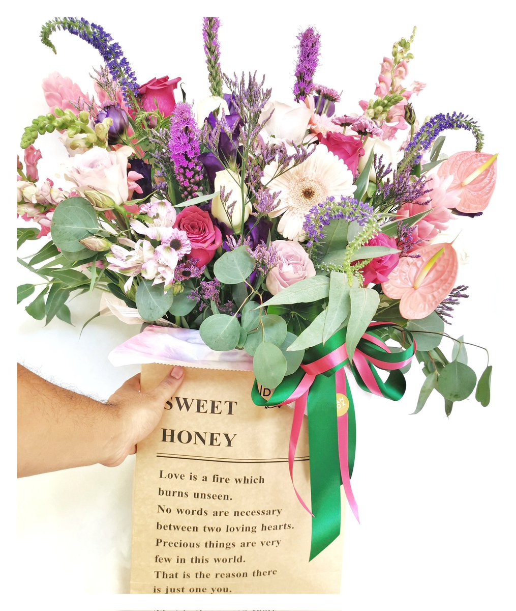 Candoxfloreria's tweet photo. Que opinas de esta bolsa floral? Te gusta? Te gustaría recibir una similar? 💜💜💛💛
Contáctanos al 9613140880 📱. #MándaleFlores 
.
.
#RegalaFlores #RegalaEmociones #InstantesInolvidables https://t.co/1CBrzKmFbk