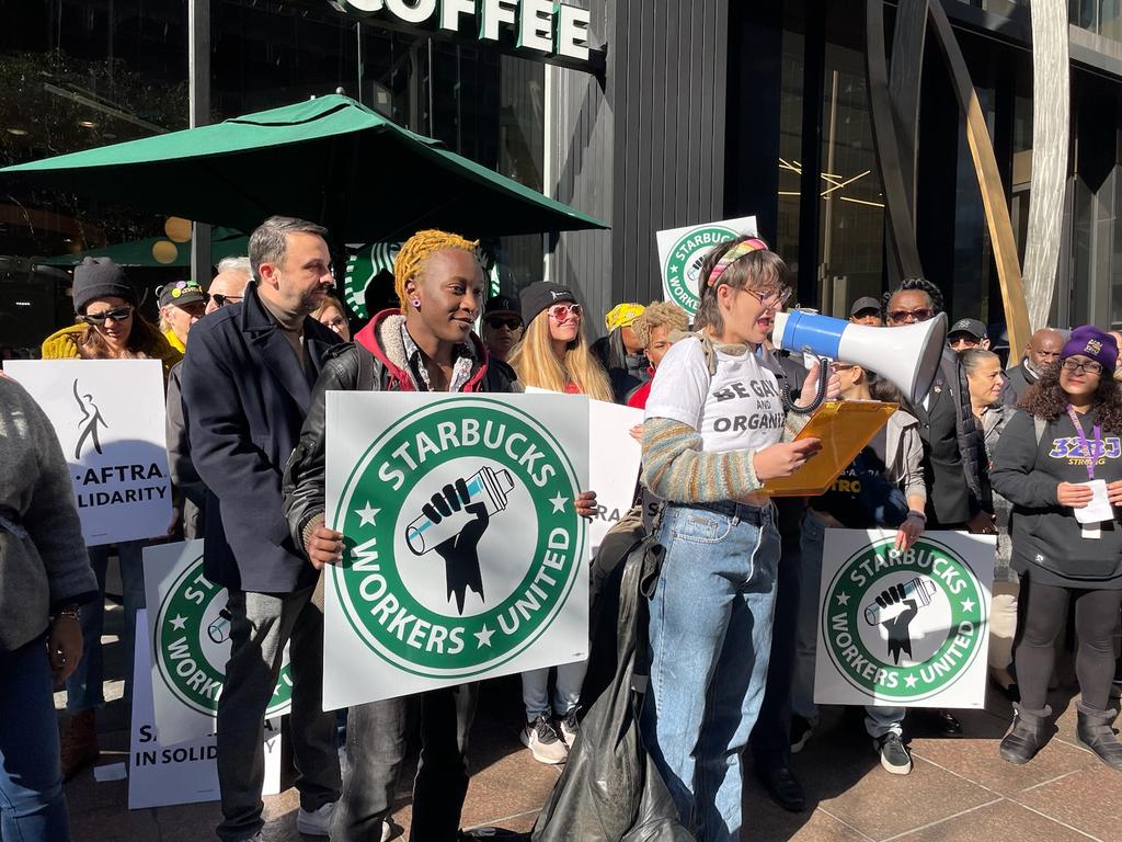 FightForAUnion's tweet image. 🔥STRIKE ALERT

It's #RedCupRebellion!

STARBUCKS WORKERS are on STRIKE &amp;amp; standing up to @Starbucks union-busting.

Tell them we're not gonna let another billion-dollar company stand in the way of worker rights!

Call 
bit.ly/SBWUzap

@SBWorkersUnited
#SolidaritySeason