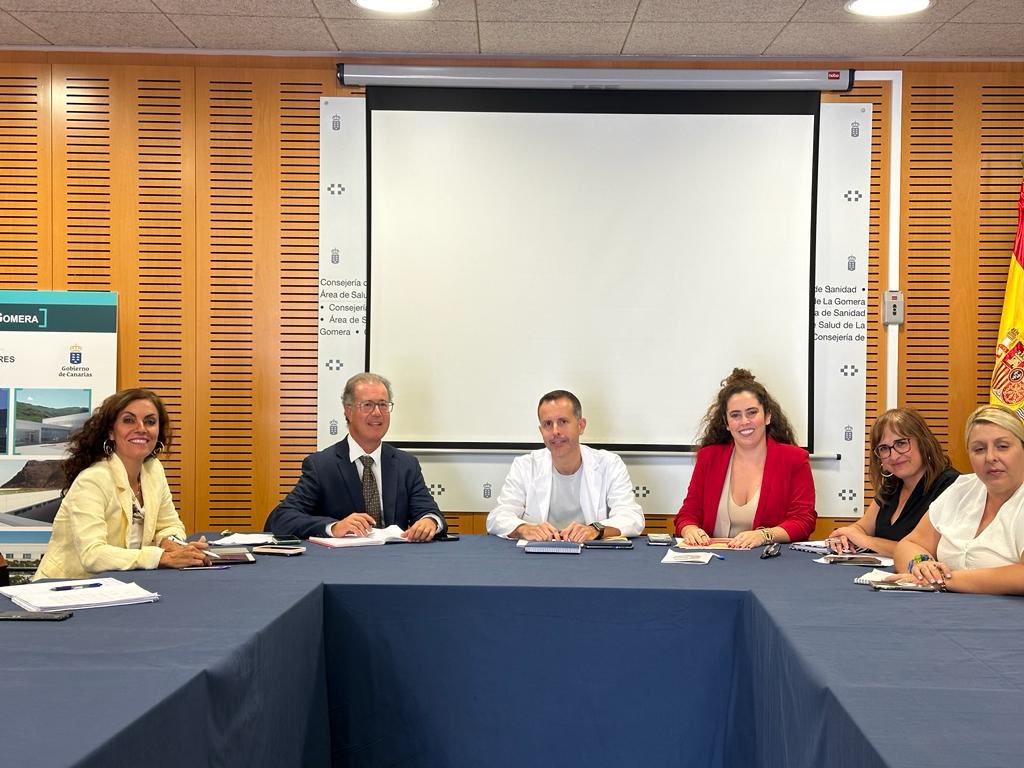 SanidadGobCan's tweet photo. 📸 El director general de Salud Mental y Adicciones del SCS, Fernando Gómez-Pamo, y parte de su equipo se han reunido hoy con miembros de la Unidad de Salud Mental de La Gomera, de la Gerencia de Servicios Sanitarios y del Área de Salud de la isla https://t.co/LTgD69oGT9