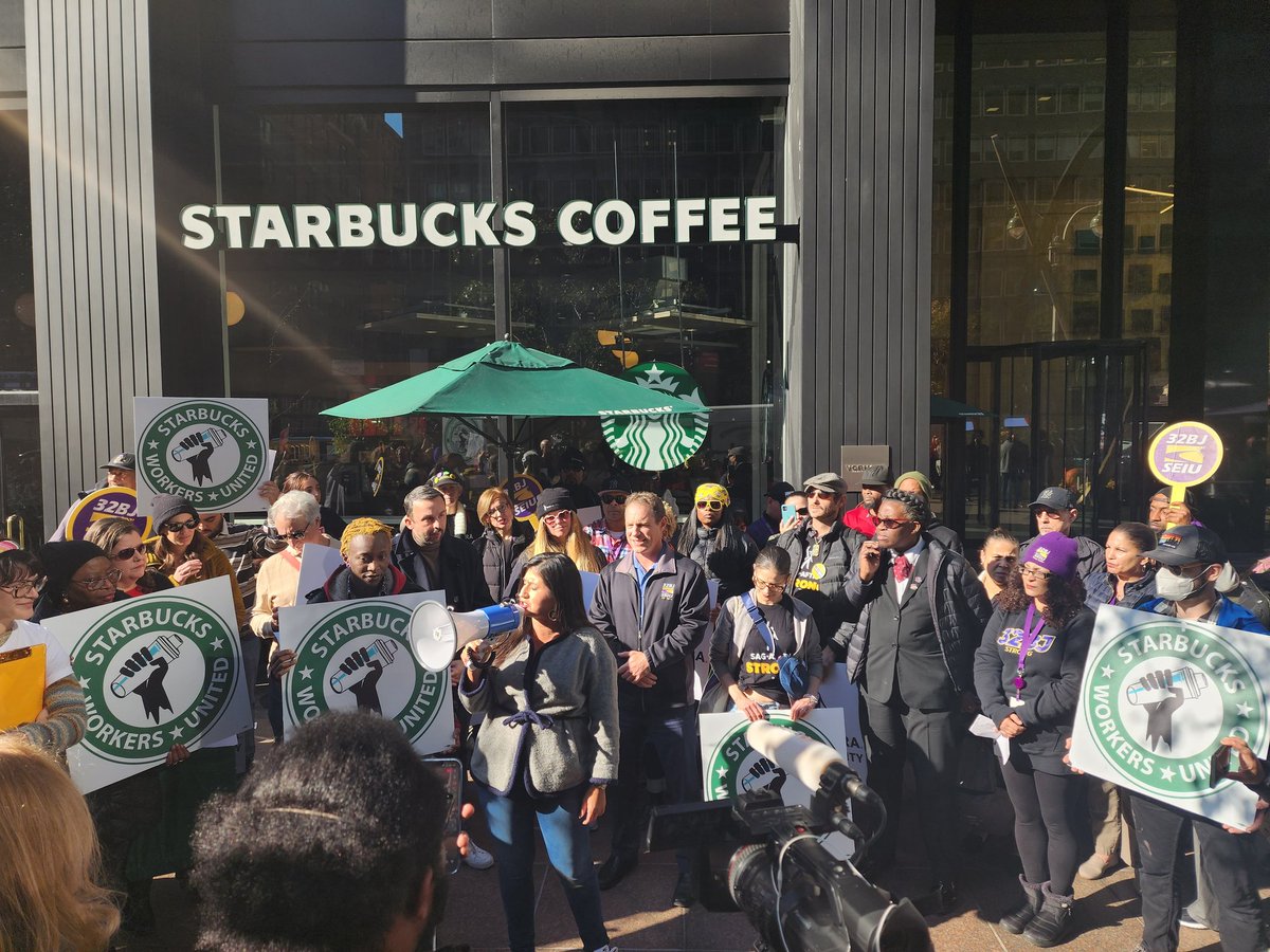 FightForAUnion's tweet image. 🔥STRIKE ALERT

It's #RedCupRebellion!

STARBUCKS WORKERS are on STRIKE &amp;amp; standing up to @Starbucks union-busting.

Tell them we're not gonna let another billion-dollar company stand in the way of worker rights!

Call 
bit.ly/SBWUzap

@SBWorkersUnited
#SolidaritySeason
