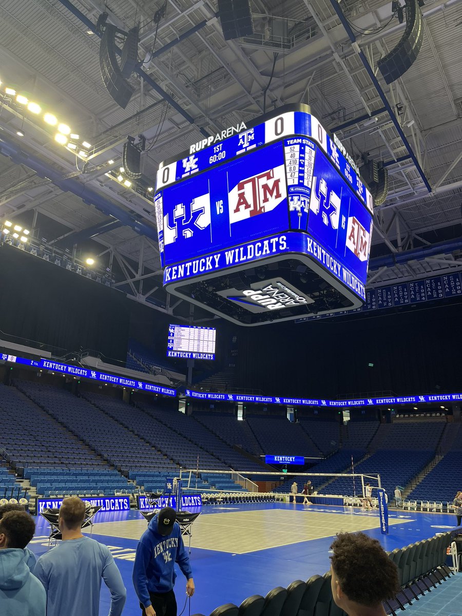 elmhursthoops's tweet photo. The Jays have made some fun pit stops the last 24 hours…

Huge thank you to @ButlerMBB and @CoachU_BU for letting us practice at Hinkle Fieldhouse on Wednesday. Also, shoutout to @KentuckyMBB for letting us see Rupp Arena. Unbelievable generosity.

#flyjaysfly #BBJN https://t.co/wZOb3f74fh