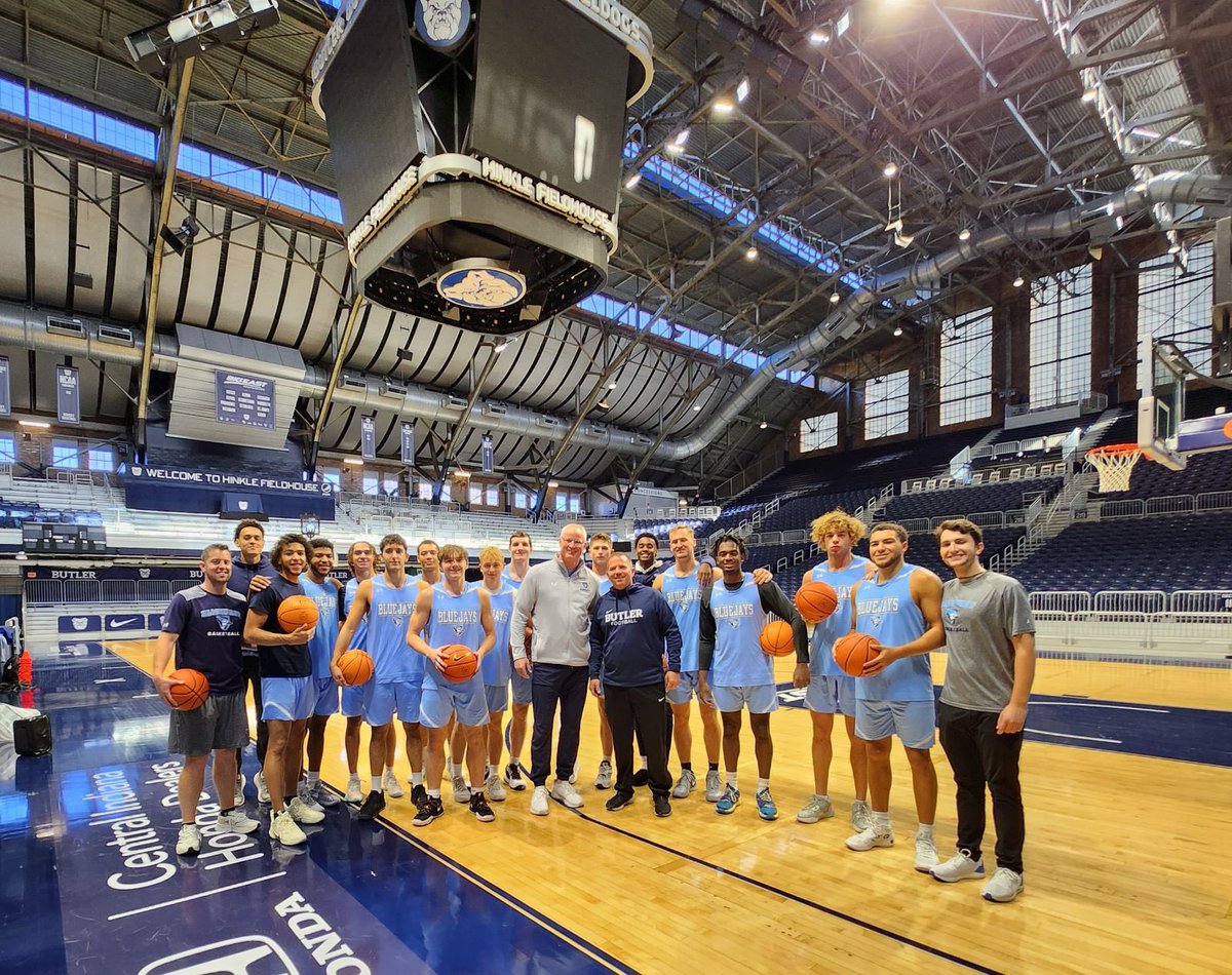 elmhursthoops's tweet photo. The Jays have made some fun pit stops the last 24 hours…

Huge thank you to @ButlerMBB and @CoachU_BU for letting us practice at Hinkle Fieldhouse on Wednesday. Also, shoutout to @KentuckyMBB for letting us see Rupp Arena. Unbelievable generosity.

#flyjaysfly #BBJN https://t.co/wZOb3f74fh