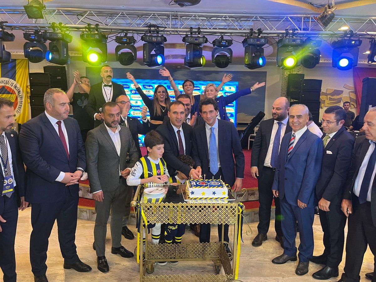 aliikramtuna's tweet photo. Büyükçekmece Fenerbahçeli İşadamları Derneğimizin Cumhuriyetimizin Yüzüncü Yılı Kutlama Programında her meslek ve yaştan sarı lacivert tutkunları ile bir araya geldik. Bu güzel organizasyonu yapan sevgili Başkan Hakan Küçük ve emektar Fatih beyi kutluyor teşekkür ediyorum. https://t.co/UVldkT65oL