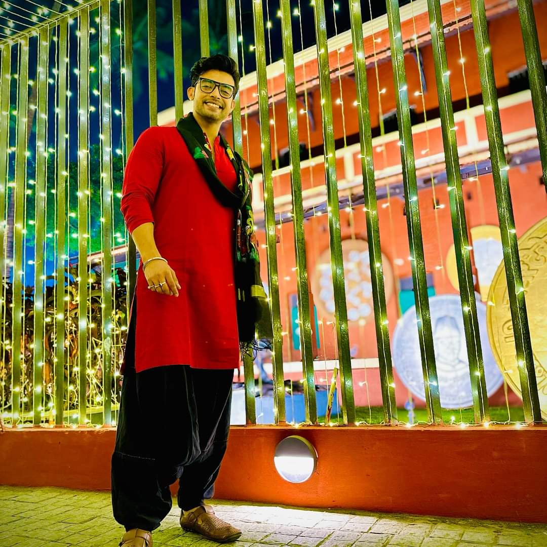 RanojoyBishnu's tweet photo. আলো তো চিরন্তন
অপেক্ষা শুধু আমাদের , অন্ধকার থেকে বেরিয়ে আসার ..... রণ

Extremely overwhelmed by the invitation from our honourable CM @mamataofficial 🙏

For বিজয়া সম্মিলনী 

#rano #ranojoy #loveandpeace❤️✌️ #lights #gettogether https://t.co/IvojqbPho6