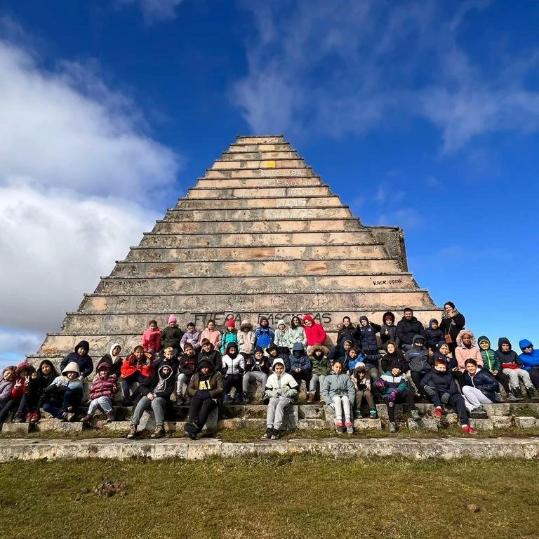 LaSalleInstituc's tweet photo. Las clases de 5º #ILSA_Primaria han estado de semana de inmersión lingüística. Juegos, convivencia, compartir, risas, aventura y experiencias en un entorno inmejorable Corconte (Cantabria). Porque la dimensión social del aprendizaje forma parte de nuestro #NCALaSalle . https://t.co/77rvUVN552