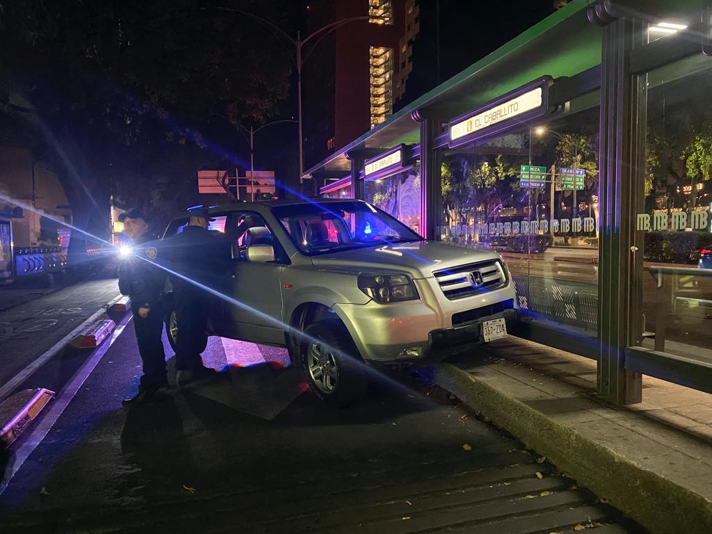 lopezdoriga's tweet photo. Policías de la CDMX intentaron evitar que testigos captaran imágenes de un choque en la estación El Caballito del Metrobús. 

Terrible la poca preparación de los agentes. Se la pasaron intimidando  y amedrentando a quienes tomaron fotografías ¡bajo el argumento de la Ley Olimpia! Claro desconocimiento del tema. 

Detalles: https://t.co/Gxk7iP6MU5  

(Fotos y video: @DAGUILARFOTO)