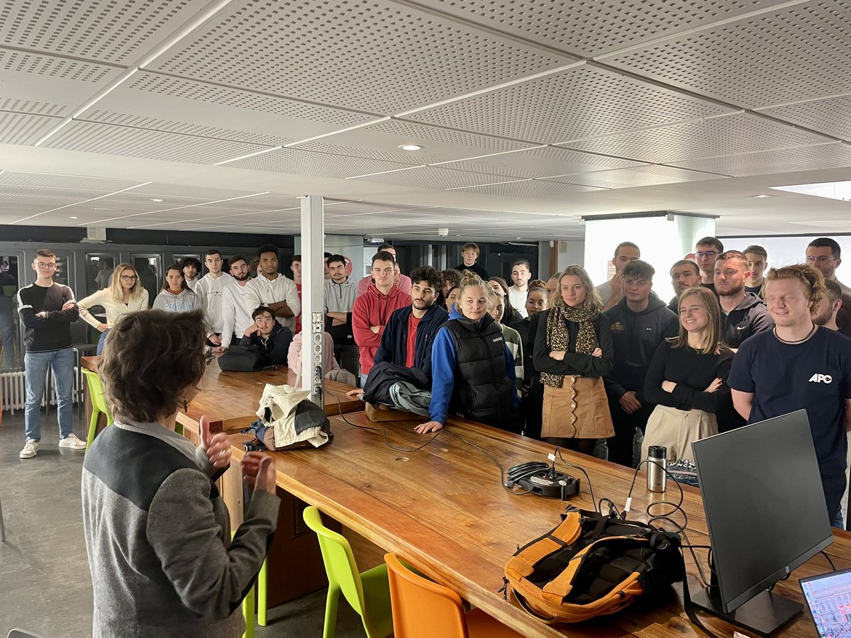 SportManaLyon1's tweet photo. Live du Barcamp #espritmos pour les étudiants du Master 1 sur les nouveaux métiers, ravi d’accueillir les alumni @agence_avicom @clem_a81 https://t.co/3oYU0nDAMw