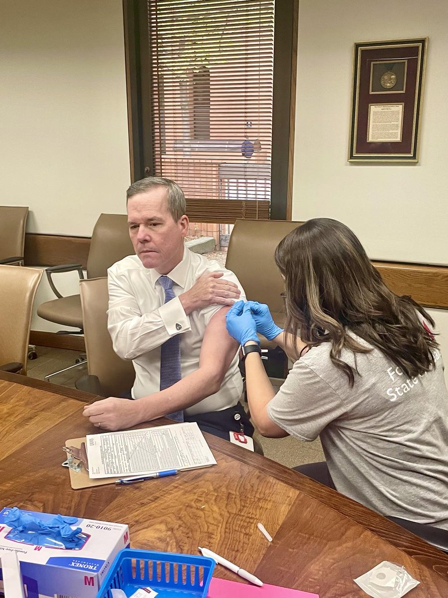 At UAMS, it’s important to not only keep our patients healthy but to safeguard the health of our employees & students. I got to visit w/ nurses Shannon Weaver & Michael Ferguson at our #TeamUAMS flu shot clinic. This morning pharmacist Lara Rains administered my COVID-19 booster.