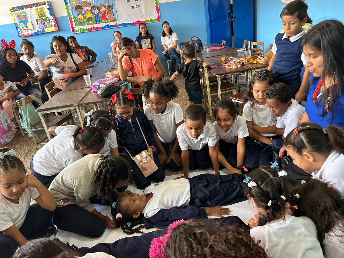 Paula Ríos, integrante de <a href="/elrockcito/">turockcito</a>, compartió con la comunidad de ambos países y guio el taller de música.

¡La cultura no tiene fronteras y hermana a los pueblos y comunidades! 

Nos une la hospitalidad, lema de la feria en la que Colombia es país invitado de honor. 🇨🇴🫶🏽🇻🇪